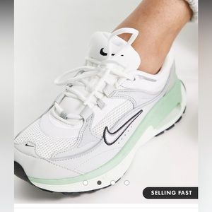 Nike Air Max Bliss sneakers in white and silver